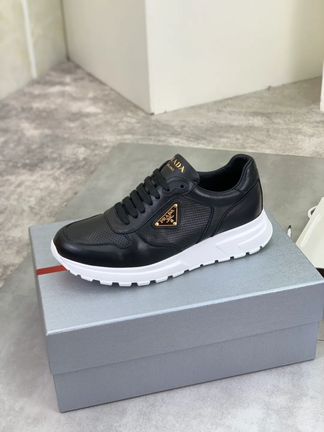 Men's shoes 💰P580💰 [New style] High version official website popular models are on the market, 🆘 Trendy brand (Prada) mainly promotes popular models, avant-garde and versatile fashion men's shoes private version mold opening, cowhide surface splicing 1:1.. Fashionable and simple, original imported cowhide lining cowhide feet; the atmosphere and personality are more fashionable, eye-catching and pursuing class. It will subvert the old idea and be a must-have for fashion trendsetters with you! Must keep it for yourself! Tall and comfortable, large and low, high-end quality workmanship. Size: 38-45; 5️⃣ colors available.